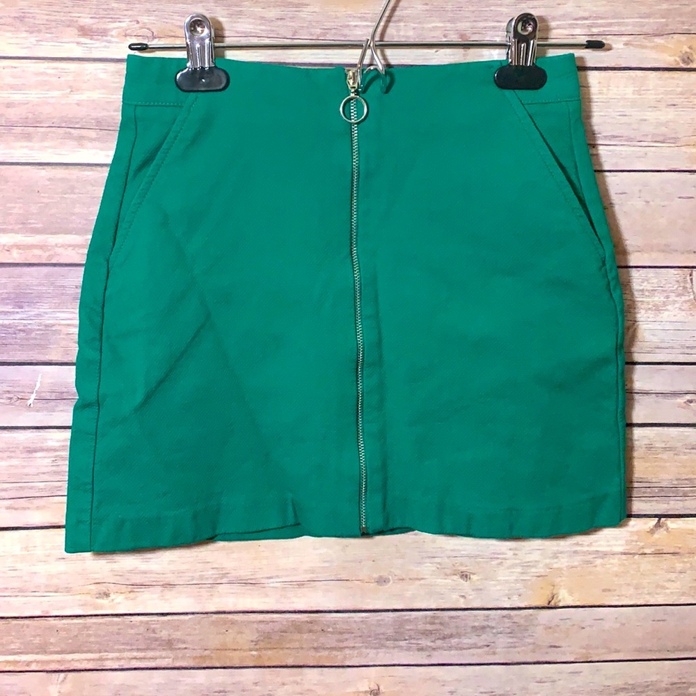 ⭐️ Zara front zip textured skirt Kelly green XS C6